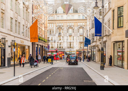 Old Bond Street in Mayfair, mit ihren luxuriösen Geschäften und eleganten Marken, London, England, Vereinigtes Königreich, Europa Stockfoto