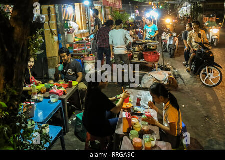 Menschen essen Essen an Ständen in der Nähe der Flussufer, Stadtzentrum, Phnom Penh, Kambodscha, Indochina, Südostasien, Asien Stockfoto