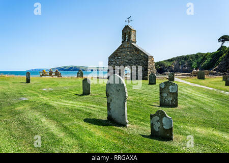 Die Ruinen der Kirche des Hl. Brynach auf Dinas Palmer, Pembrokeshire, Großbritannien am 15. Juli 2015 Stockfoto