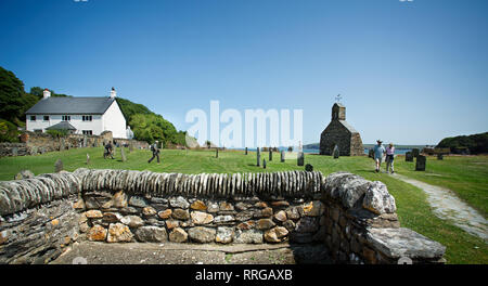 Die Ruinen der Kirche des Hl. Brynach auf Dinas Palmer, Pembrokeshire, Großbritannien am 15. Juli 2015 Stockfoto