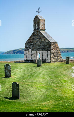 Die Ruinen der Kirche des Hl. Brynach auf Dinas Palmer, Pembrokeshire, Großbritannien am 15. Juli 2015 Stockfoto