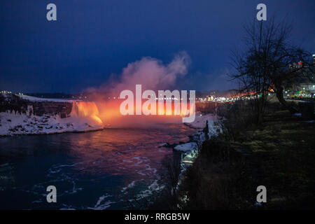 Schöne Nacht Winter gefroren Idylle am Horseshoe Falls beleuchtet mit bunten Lichtern, die kanadische Seite der Niagarafälle, Ansicht, sowie t Stockfoto