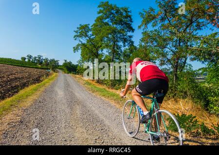 Auf den Straßen der Fausto Coppi, der Blick aus dem Rampina, weiße Straße der Radrennen La Mitica, Tortona, Alessandria, Piemont, Italien Stockfoto