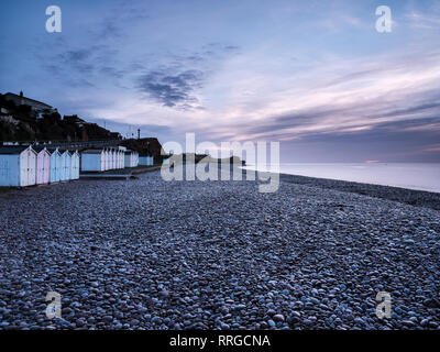 Twilight Szene mit Strandhütten und Tau laden Glitzernde Steinchen am Strand von Budleigh Salterton, Devon, England, Vereinigtes Königreich, Europa Stockfoto