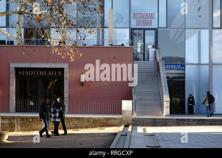 Aschaffenburg, 17. November 2018: Fußgänger und Kinder vor dem modernen Glasfassade der Stadttheater Aschaffenburg mit Stockfoto