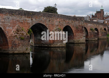 Kulturtourismus: Anonymer Mann an der Devorvilla Brücke (Alte Brücke), über dem Fluss Nith, Dumfries. Dumfries & Galloway, Schottland, Großbritannien Stockfoto