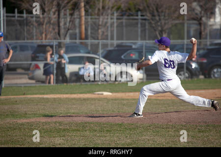 Baseballspieler Pitching an Idioten - Derham High School Spiel. St. Paul Minnesota MN USA Stockfoto