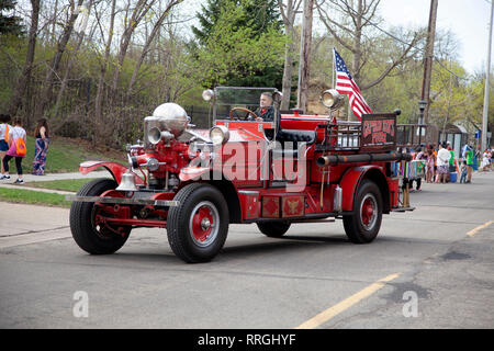 Captain Ken's Foods rot antikes Feuerwehrauto im Cinco de Mayo Parade gefahren wird. St. Paul Minnesota MN USA Stockfoto