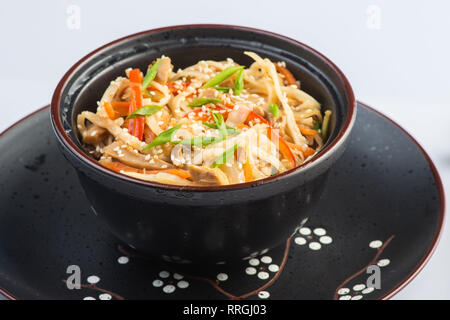 Japanische Ramen-Suppe mit Huhn, Ei, Schnittlauch und auf dunklem Hintergrund keimen Stockfoto