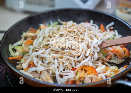 Japanische Ramen-Suppe mit Huhn, Ei, Schnittlauch und auf dunklem Hintergrund keimen Stockfoto