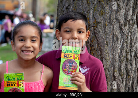 Zwei hispanischen Kinder Mitnahmezapfen, tasten die Cinco de Mayo Parade zu unterstützen und Festlichkeiten St Paul Minnesota MN USA Stockfoto