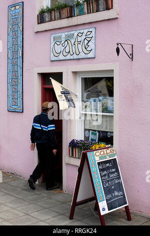 Kultureller Tourismus: Leselassen Cafe, in Wigtown, kleines Dorf in Dumfries und Galloway, bekannt als National Scotland Book Town, Großbritannien Stockfoto