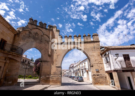 Puerta de Jaén y Arco de Villalar in Plaza del Pópulo, Baeza, Provinz Jaen, Andalusien, Spanien Stockfoto