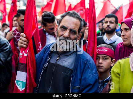 Die Teilnehmer werden gesehen Holding flags während des Jubiläums. Palästinensische Militante der Nationalen Widerstand Brigaden, des bewaffneten Flügels der (DFLP) Teilnahme an Feier Rallye die Demokratische Front für die Befreiung Palästinas (DFLP) an den 50. Jahrestag in Gaza Stadt. Stockfoto