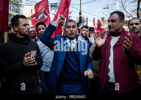 Die Teilnehmer werden gesehen, Händeklatschen während des Jubiläums. Palästinensische Militante der Nationalen Widerstand Brigaden, des bewaffneten Flügels der (DFLP) Teilnahme an Feier Rallye die Demokratische Front für die Befreiung Palästinas (DFLP) an den 50. Jahrestag in Gaza Stadt. Stockfoto