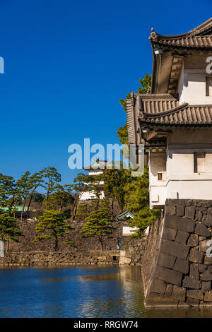 Blick auf Tokyo Imperial Palace Gardens alten Mauern, befestigtes Tor und Wassergraben Stockfoto