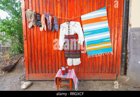 Lokale style Kleidung und produzieren hing oben auf der Anzeige für den Verkauf auf der Straße in der sächsischen Dorf Viscry, Brasov region, Siebenbürgen, Rumänien Stockfoto