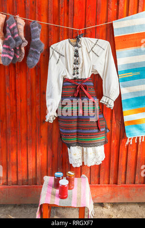 Lokale style Kleidung und produzieren hing oben auf der Anzeige für den Verkauf auf der Straße in der sächsischen Dorf Viscry, Brasov region, Siebenbürgen, Rumänien Stockfoto