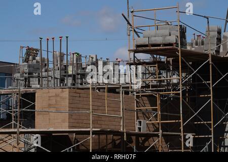 Ein neues Gebäude im Bau mit Ziegel, Stahl und Zement. Stockfoto