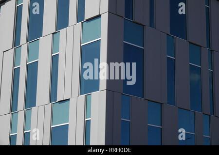Zwei Seiten eines Gebäudes, der einen Seite von der Sonne getroffen wird, während die andere Seite im Schatten ist. Stockfoto