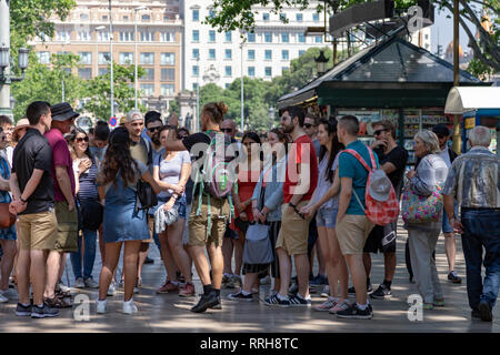 Touristen, die sich in der Plaça de Catalunya, einem großen Platz im Zentrum von Barcelona Stockfoto