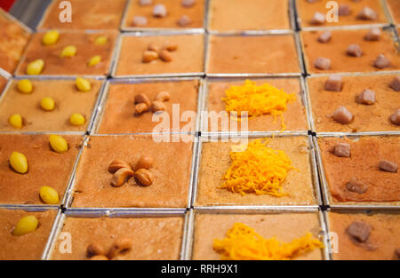 Khanom Mo Kaeng, traditionelle Thailändische gebackene süße Nachspeise Kokosnuss Pudding, Pudding, mit taro Stärke, Kokosmilch, Ei, Zucker, weißen Zucker, Salz Stockfoto