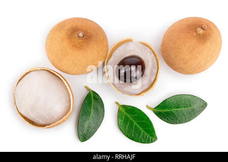 Frische longan Früchte mit Blätter auf weißem Hintergrund. Ansicht von oben. Flach Stockfoto