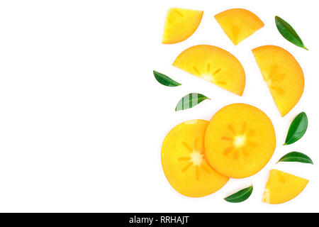 Persimmon Scheibe mit Blättern auf weißem Hintergrund mit Kopie Platz für Ihren Text isoliert. Ansicht von oben. Flach Muster Stockfoto