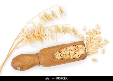 Oat Spike mit Haferflocken in Holz- Schaufel auf weißem Hintergrund. Ansicht von oben. Flach Stockfoto