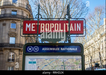 Paris U-Schild am Bahnhof Assemblee Nationale - Paris, Frankreich Stockfoto