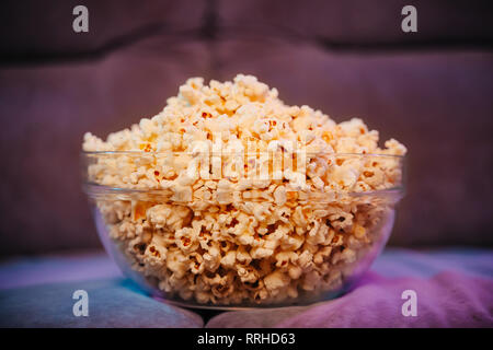 Hot Popcorn in eine Schüssel auf der Couch. Stockfoto