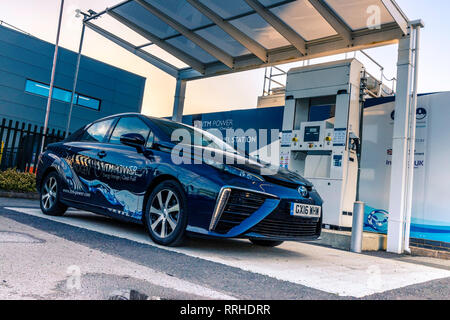 Wasserstoffgas-Tankstelle mit Wasserstoffauto Stockfoto