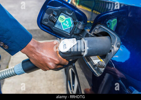 Nahaufnahme der Hand zur Betankung Wasserstoff Auto Stockfoto