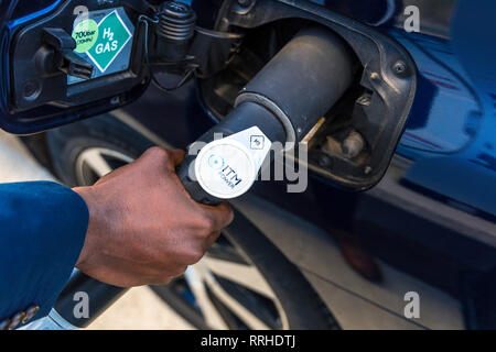 Nahaufnahme der Hand zur Betankung Wasserstoff Auto Stockfoto