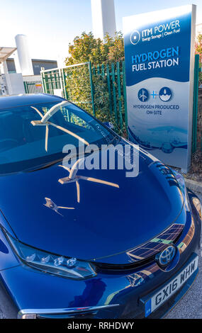 Wasserstoff-Fahrzeug in der ITM Power Wind Hydrogen Station Sheffield UK mit Reflektionen von Windenergieanlagen Stockfoto