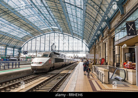 BORDEAUX, Frankreich - 13. Juni, 2017: Hochgeschwindigkeitszug (TGV) kommt beim Plattform der Hauptbahnhof (Gare SNCF) der Stadt Bordeaux, Bordeaux-Saint-Jean Stockfoto