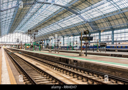 BORDEAUX, Frankreich - 13. Juni, 2017: Plattformen von Hauptbahnhof (Gare SNCF) der Stadt Bordeaux, Bordeaux-Saint-Jean. Die aktuelle Station op Stockfoto