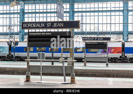 BORDEAUX, Frankreich - 13. Juni, 2017: Plattformen von Hauptbahnhof (Gare SNCF) der Stadt Bordeaux, Bordeaux-Saint-Jean. Die aktuelle Station op Stockfoto