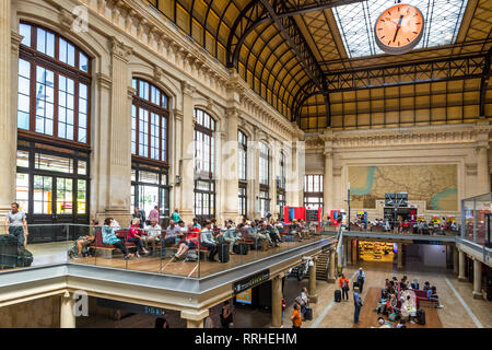 BORDEAUX, Frankreich - 13. Juni, 2017: Innenansicht der Hauptbahnhof (Gare SNCF) der Stadt Bordeaux, Bordeaux-Saint-Jean. Der aktuelle Sender buildin Stockfoto