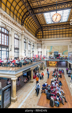 BORDEAUX, Frankreich - 13. Juni, 2017: Innenansicht der Hauptbahnhof (Gare SNCF) der Stadt Bordeaux, Bordeaux-Saint-Jean. Der aktuelle Sender buildin Stockfoto