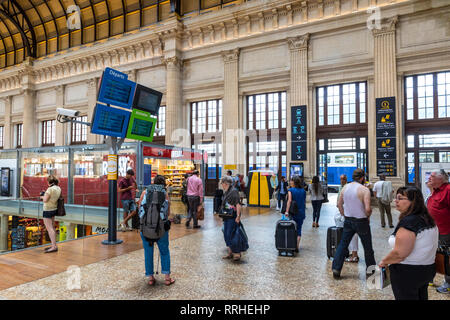 BORDEAUX, Frankreich - 13. Juni, 2017: Innenansicht der Hauptbahnhof (Gare SNCF) der Stadt Bordeaux, Bordeaux-Saint-Jean. Der aktuelle Sender buildin Stockfoto