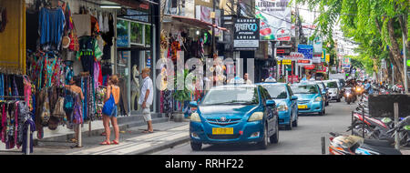 Bluebird Taxis und lokalen Verkehr in belebten Jl Raya Legian, Kuta Bali Indonesien. Stockfoto