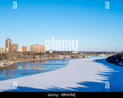 Saskatchewan River Valley und in Saskatoon Skyline an einem kalten Wintertag. Saskatchewan ist eine Provinz im Land von Kanada. Winter kalt wird! Stockfoto