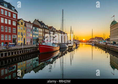 Das ruhige Wasser der Hafen von Kopenhagen Nyhavn am frühen Morgen bei Sonnenaufgang, Kopenhagen, 16. Februar 2019 Stockfoto