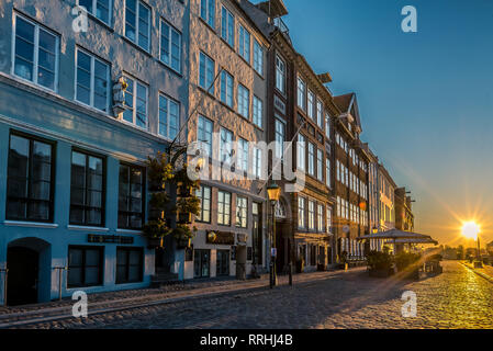 Der Gehsteig und geschlossenen Restaurants in der ersten glänzenden Morgenlicht des Nyhavn, Kopenhagen, 16. Februar 2019 Stockfoto