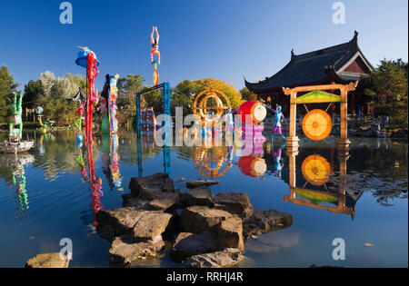 Freundschaft Halle Pavillon im Dream Lake mit Laternen während der jährlichen magischen Laternen weisen im Chinesischen Garten im Herbst, Montreal Botanical Garden Stockfoto