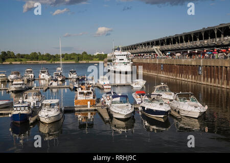 Günstig power Boote in der Marina und König Edward Pier im Alten Hafen von Montreal, Quebec, Kanada Stockfoto