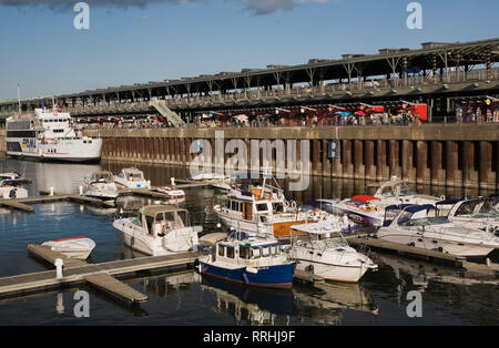 Günstig power Boote in der Marina und König Edward Pier im Alten Hafen von Montreal, Quebec, Kanada Stockfoto