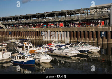 Günstig power Boote in der Marina und König Edward Pier im Alten Hafen von Montreal, Quebec, Kanada Stockfoto