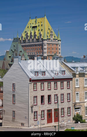 Blick auf das Chateau Frontenac und die alten Gebäude entlang der Avenue Saint-Denis von der Zitadelle, Old Quebec City, Quebec, Kanada. Stockfoto